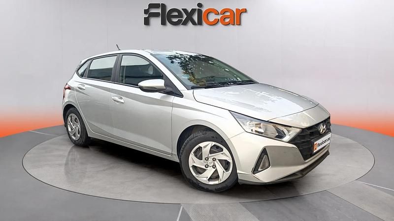 Usado Hyundai i20 84 CV (61 kW) 2022 Gris Berlina