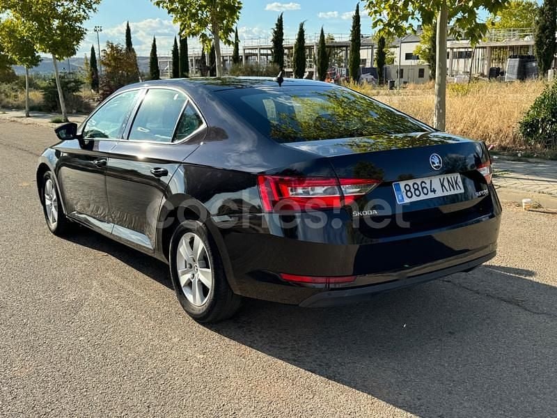 Usado Skoda Superb Active 150 CV (110 kW) 2018 Negro Berlina