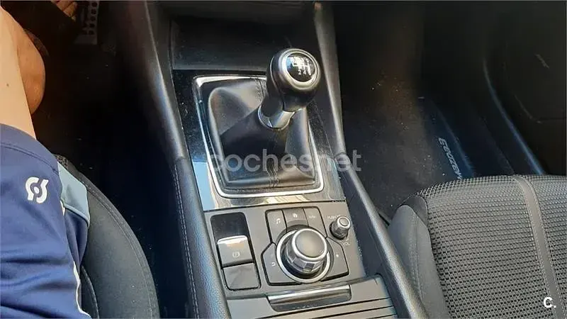 Usado Mazda 3 Luxury 120 CV (88 kW) 2017 Gris / plata Berlina