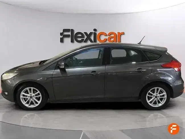 Usado Ford Focus Trend 100 CV (73 kW) 2017 Gris Berlina