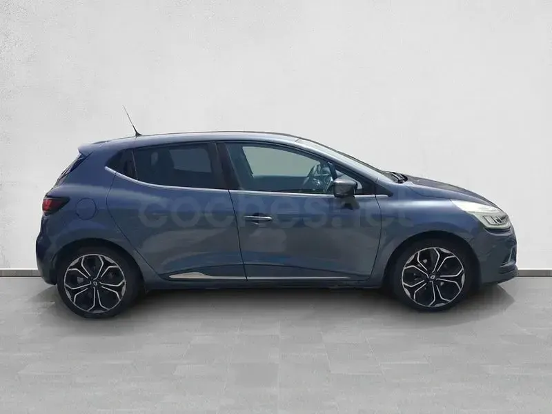 Usado Renault Clio IV Zen 90 CV (66 kW) 2018 Gris / plata Berlina