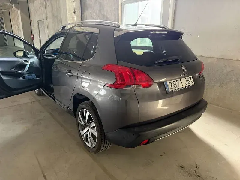 Usado Peugeot 2008 Allure 115 CV (84 kW) 2015 Gris / plata SUV