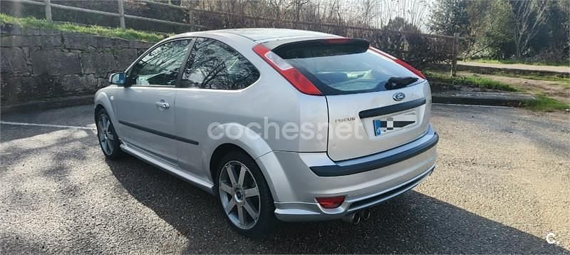 Usado Ford Focus Sport 145 CV (106 kW) 2005 Gris / plata Berlina