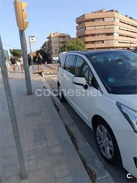 Usado Peugeot 5008 Allure 120 CV (88 kW) 2015 Blanco Monovolumen