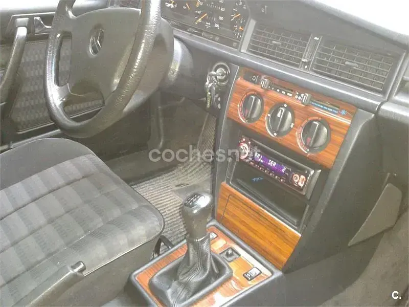 Usado Mercedes 190 94 CV (69 kW) 1992 Negro Berlina