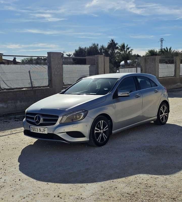 Usado Mercedes A180 Style 109 CV (80 kW) 2014 Gris Utilitario