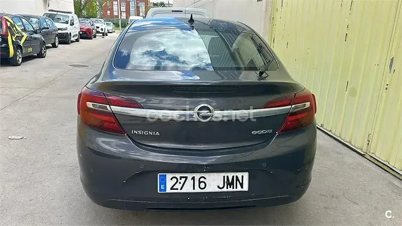 Usado Opel Insignia Selective 130 CV (95 kW) 2016 Marrón Berlina