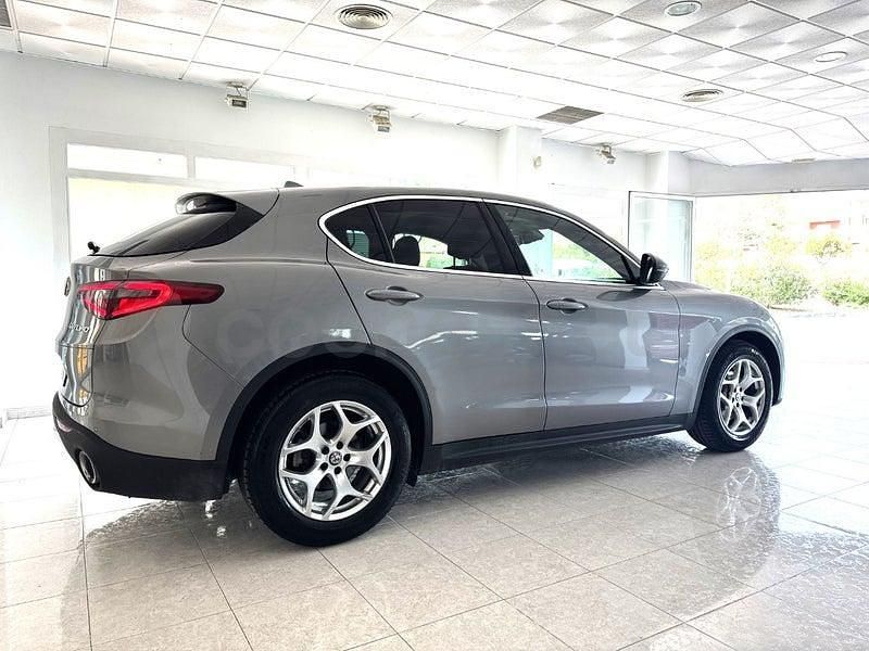 Usado Alfa Romeo Stelvio Executive 190 CV (139 kW) 2020 Gris / plata SUV