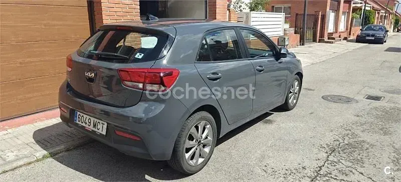 Usado Kia Rio 100 CV (73 kW) 2022 Gris / plata Berlina