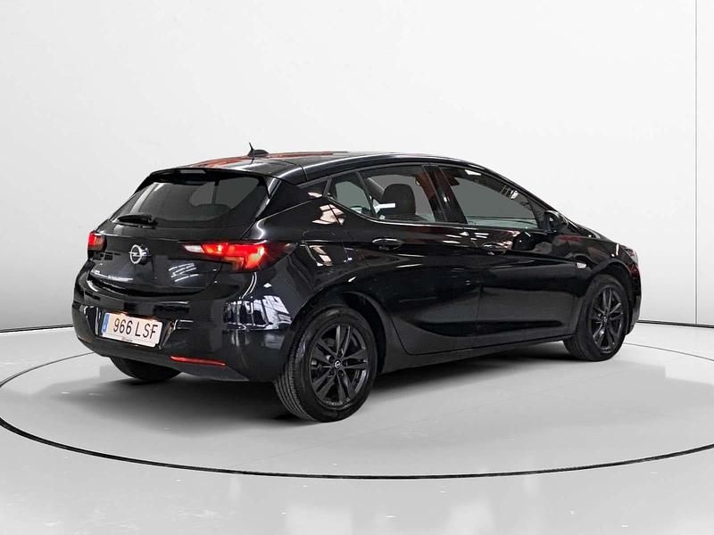 Usado Opel Astra 111 CV (81 kW) 2021 Negro Utilitario