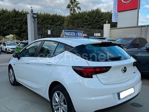 Usado Opel Astra Edition 110 CV (80 kW) 2021 Blanco Berlina