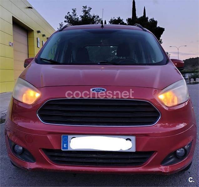Usado Ford Tourneo Courier Trend 100 CV (73 kW) 2014 Rojo Monovolumen