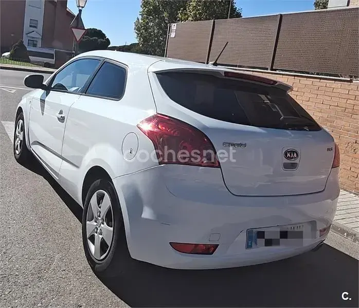 Usado Kia ProCeed 90 CV (66 kW) 2012 Blanco Utilitario