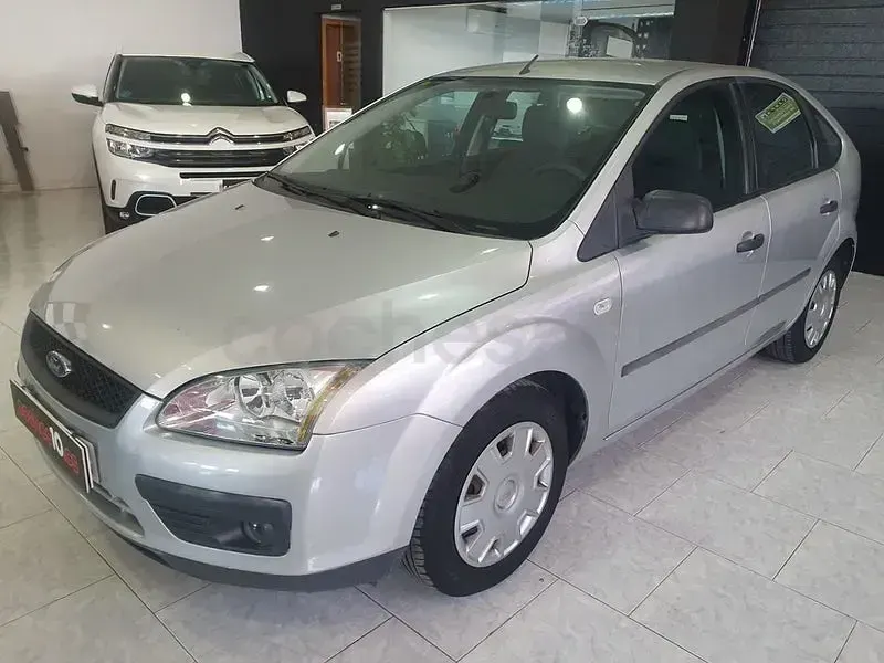 Usado Ford Focus Trend 101 CV (74 kW) 2005 Gris / plata Berlina