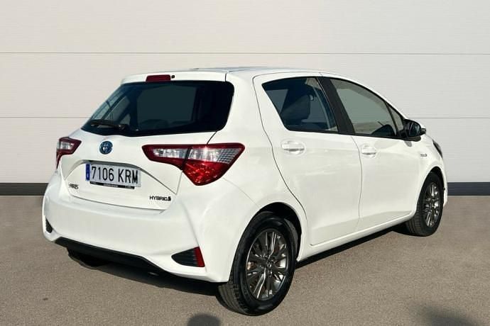 Usado Toyota Yaris Hybrid Active 101 CV (74 kW) 2018 Blanco Utilitario