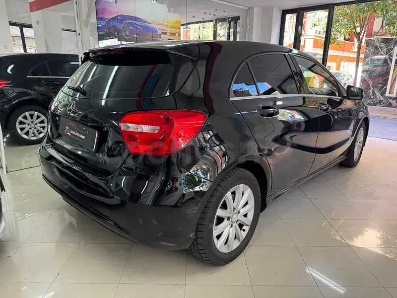 Usado Mercedes A180 Style 122 CV (89 kW) 2013 Negro Berlina