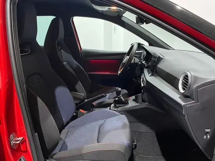 Usado Seat Arona FR 115 CV (84 kW) 2025 Rojo SUV