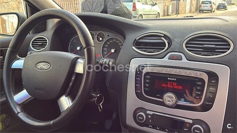 Usado Ford Focus Trend 115 CV (84 kW) 2007 Gris / plata Berlina
