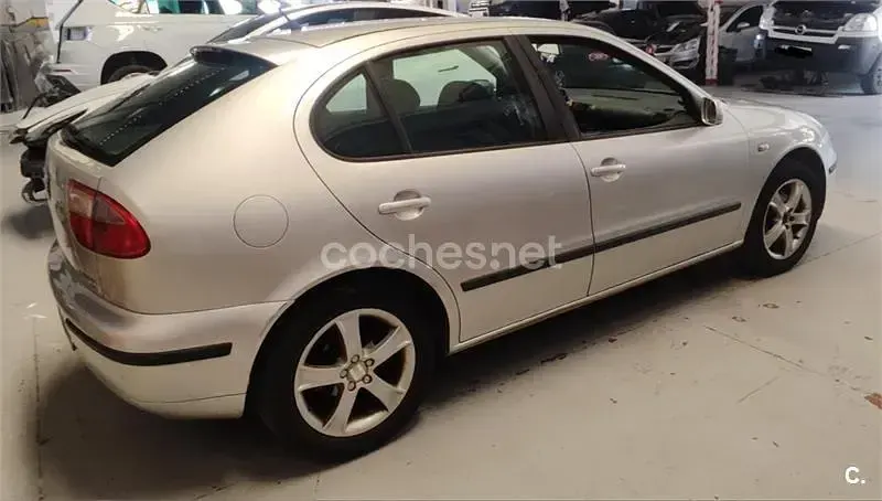 Usado Seat Leon 90 CV (66 kW) 2002 Gris / plata Utilitario