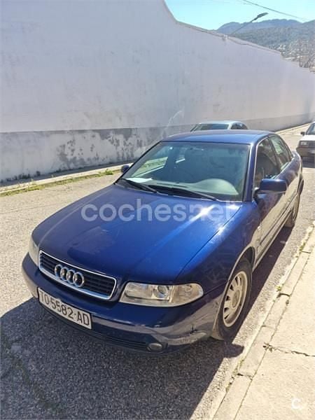 Usado Audi A4 110 CV (80 kW) 1999 Azul Berlina