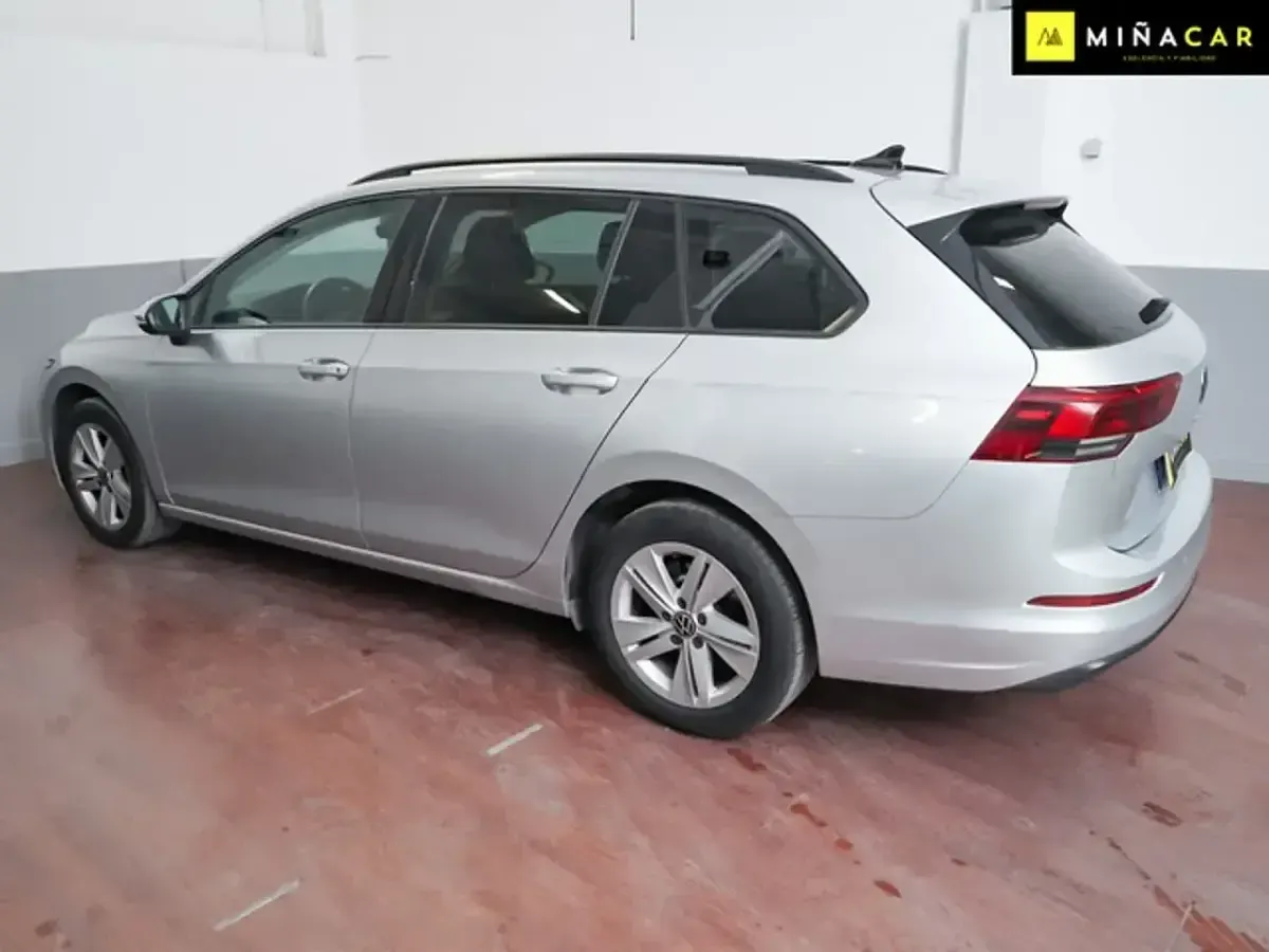 Usado VW Golf VIII Life 131 CV (96 kW) 2022 Gris / plata Familiar
