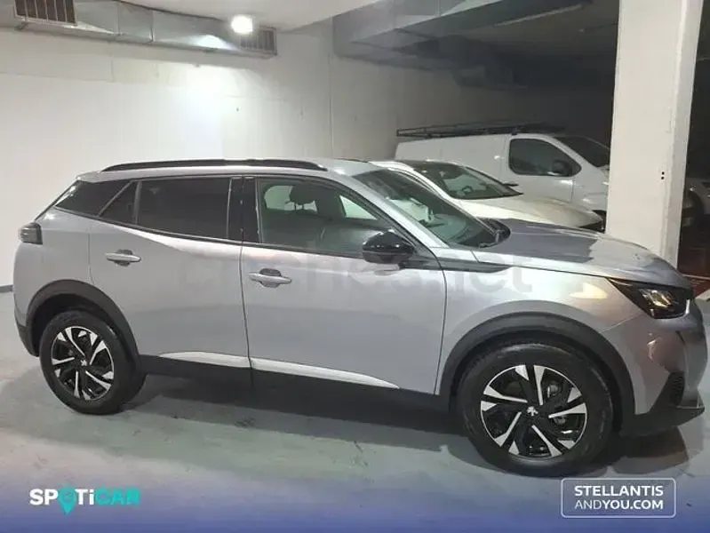 Usado Peugeot 2008 Allure 100 CV (73 kW) 2023 Gris / plata SUV