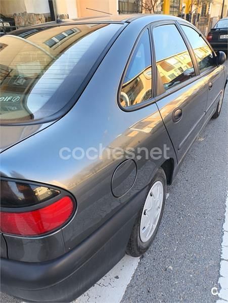 Begagnad Renault Laguna 95 HK (69 kW) 1994 Grå Halvkombi