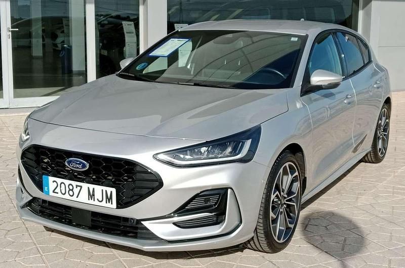 Usado Ford Focus ST-Line X 125 CV (91 kW) 2023 Gris Utilitario