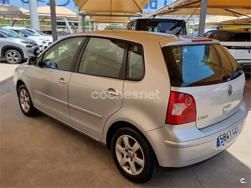 Usado VW Polo Highline 75 CV (55 kW) 2004 Gris / plata Utilitario