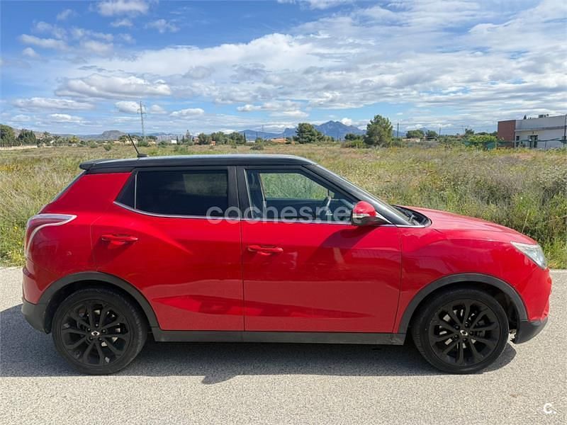 Usado Ssangyong (KGM) Tivoli 115 CV (84 kW) 2016 Rojo SUV