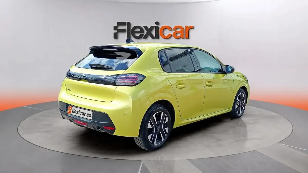 Usado Peugeot 208 Allure 101 CV (74 kW) 2025 Amarillo Utilitario