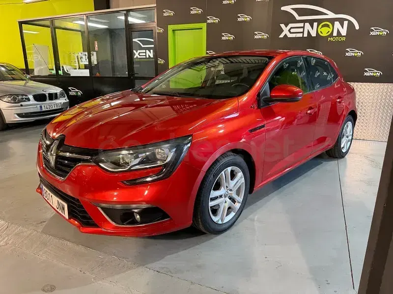Usado Renault Mégane IV Intens 100 CV (73 kW) 2016 Rojo Berlina