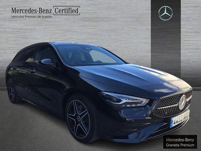 Usado Mercedes CLA200 Shooting Brake AMG line 150 CV (110 kW) 2024 Negro noche Familiar