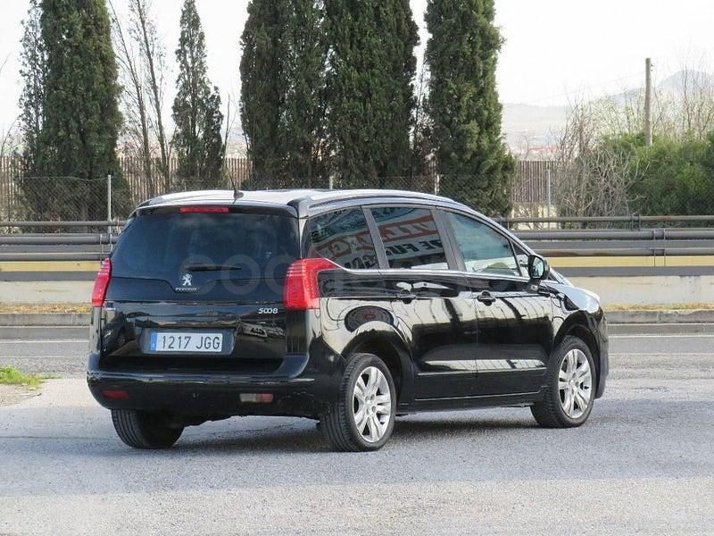 Usado Peugeot 5008 Allure 120 CV (88 kW) 2015 Negro Monovolumen