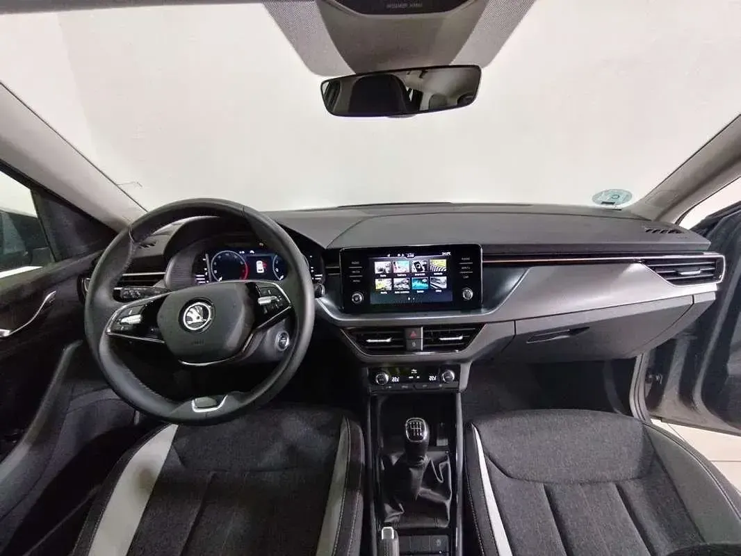 Usado Skoda Kamiq Style 110 CV (80 kW) 2022 Gris SUV