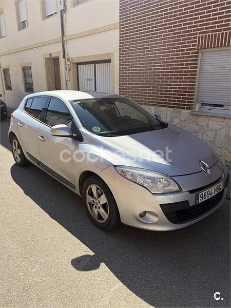 Usado Renault Mégane Dynamique 130 CV (95 kW) 2011 Gris / plata Berlina