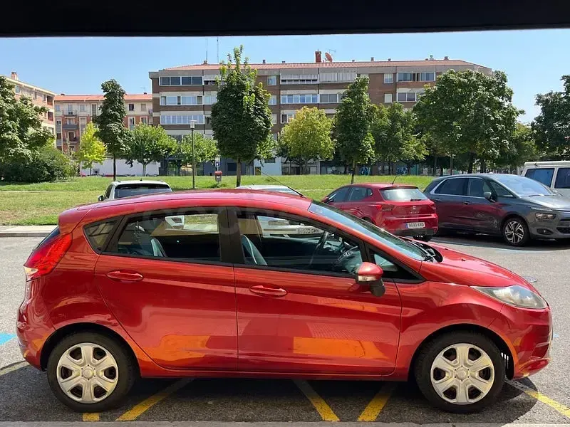 Usado Ford Fiesta Trend 82 CV (60 kW) 2010 Naranja Berlina