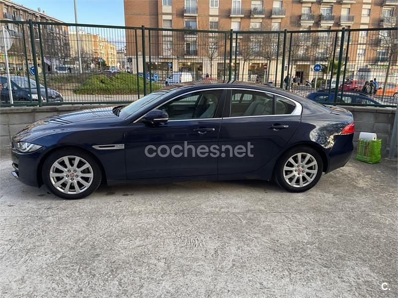 Usado Jaguar XE Prestige 180 CV (132 kW) 2016 Azul Berlina