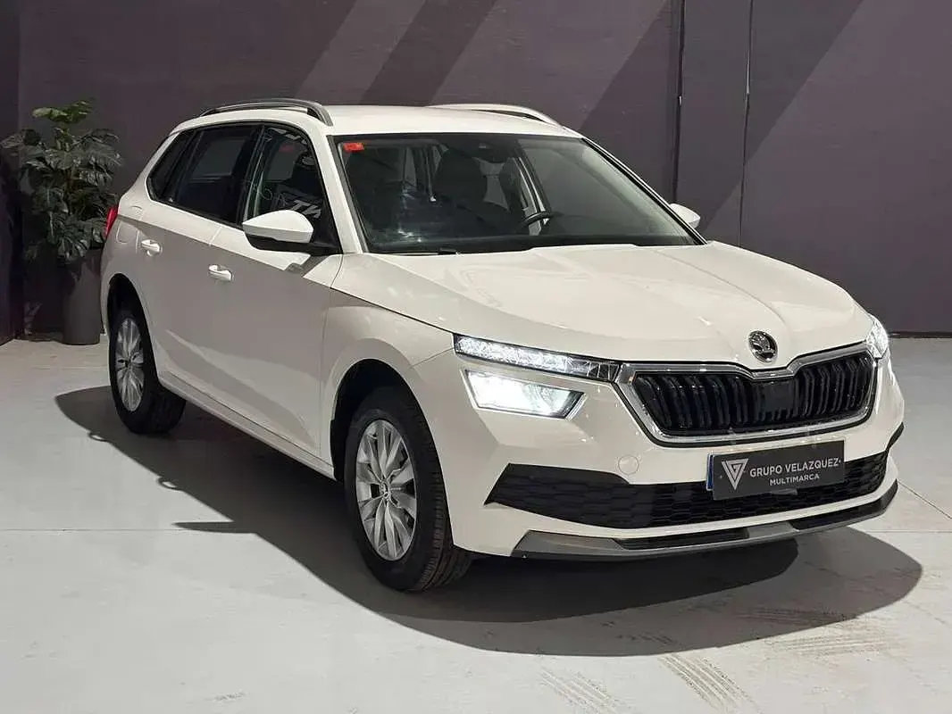 Usado Skoda Kamiq Ambition 110 CV (80 kW) 2021 Blanco SUV