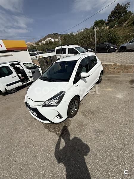 Używany Toyota Yaris Hybrid Active 100 KM (73 kW) 2019 Biały Sedan/Limuzyna