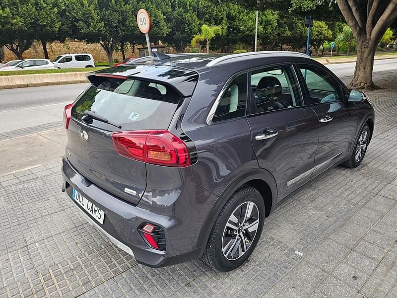 Usado Kia Niro 141 CV (103 kW) 2022 Gris / plata SUV