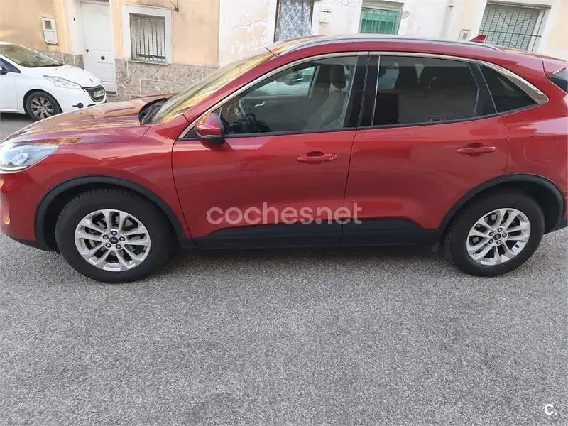 Usado Ford Kuga Titanium 120 CV (88 kW) 2021 Rojo SUV