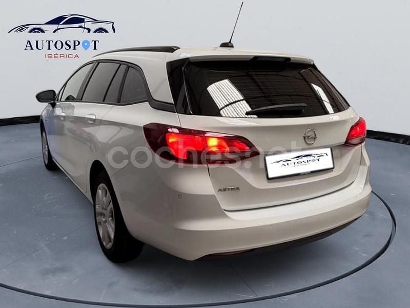 Usado Opel Astra Edition 105 CV (77 kW) 2021 Blanco Familiar