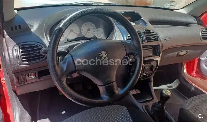 Usado Peugeot 206 75 CV (55 kW) 2005 Rojo Berlina