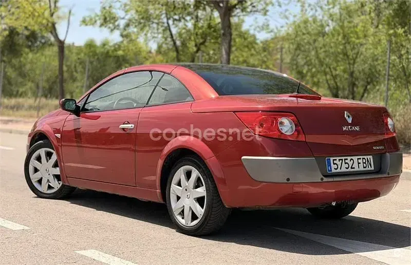 Usado Renault Mégane Cabriolet Privilege 120 CV (88 kW) 2006 Granate Descapotable