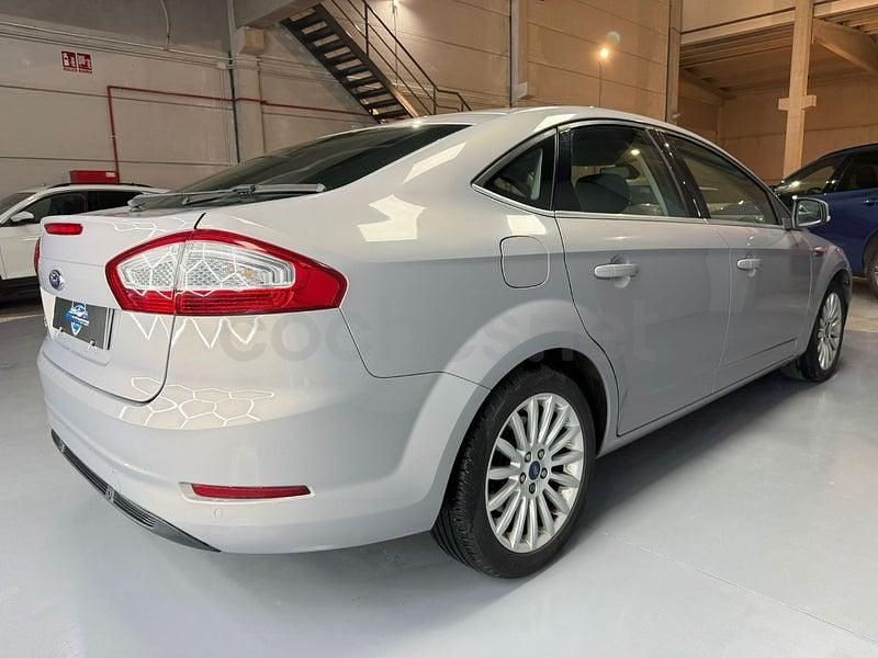 Usado Ford Mondeo Limited 140 CV (102 kW) 2015 Gris / plata Berlina