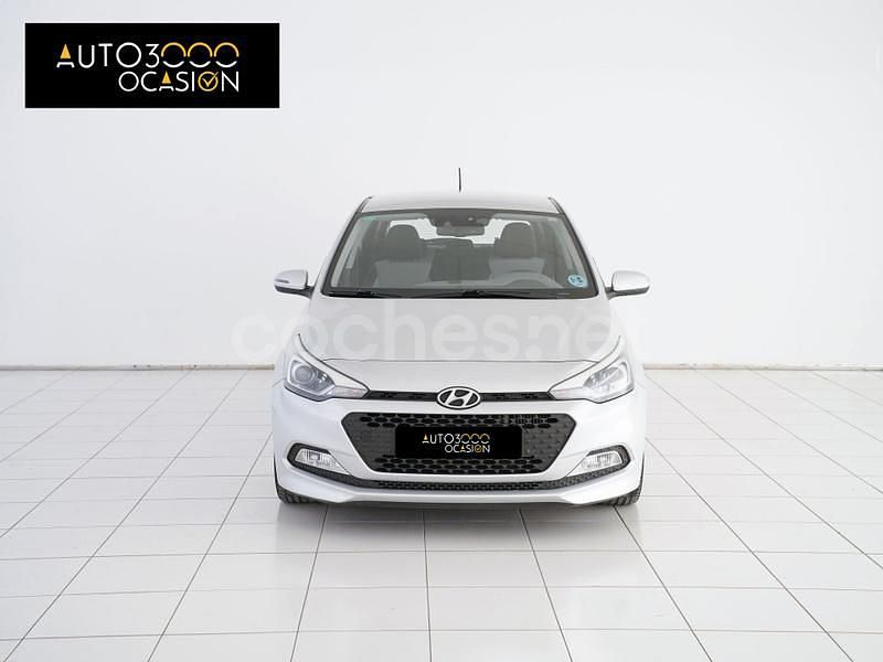 Usado Hyundai i20 75 CV (55 kW) 2015 Gris / plata Berlina