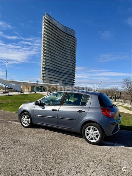 Usado Renault Clio II Dynamique 85 CV (62 kW) 2006 Gris / plata Berlina