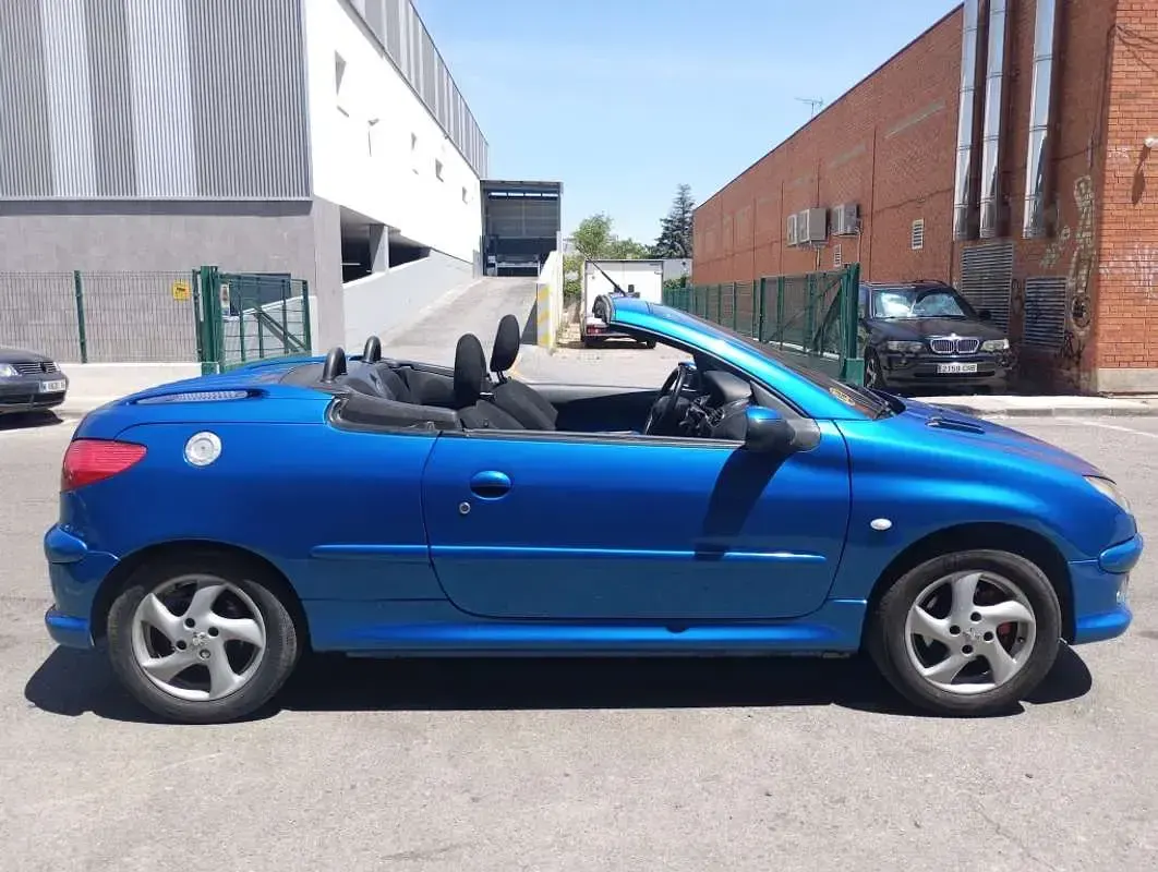 Usado Peugeot 206 CC 109 CV (80 kW) 2003 Azul Descapotable