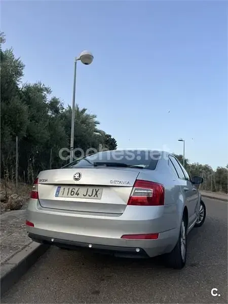 Usado Skoda Octavia Ambition 110 CV (80 kW) 2015 Gris / plata Familiar